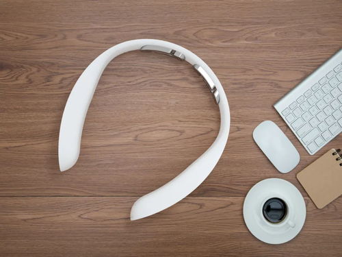 低头玩手机 脖颈上的“隐形秤砣”与护颈仪的守护